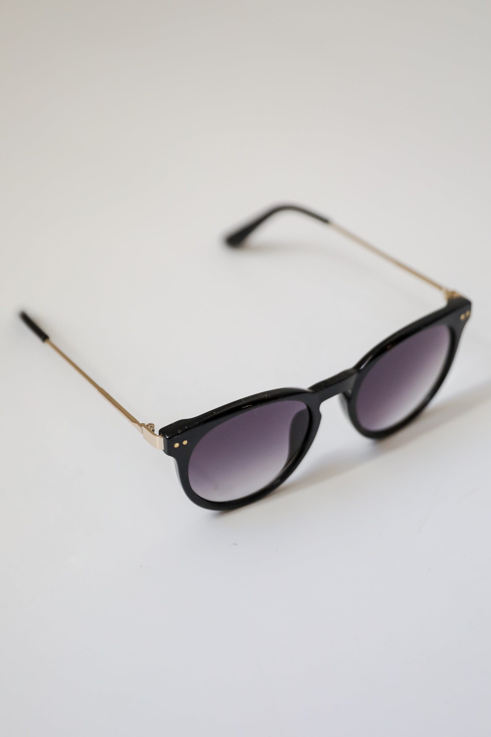 shopdressup_black_round_sunnies-2_12a605f4-372f-4fab-a648-0ffff7413eeb.jpg
