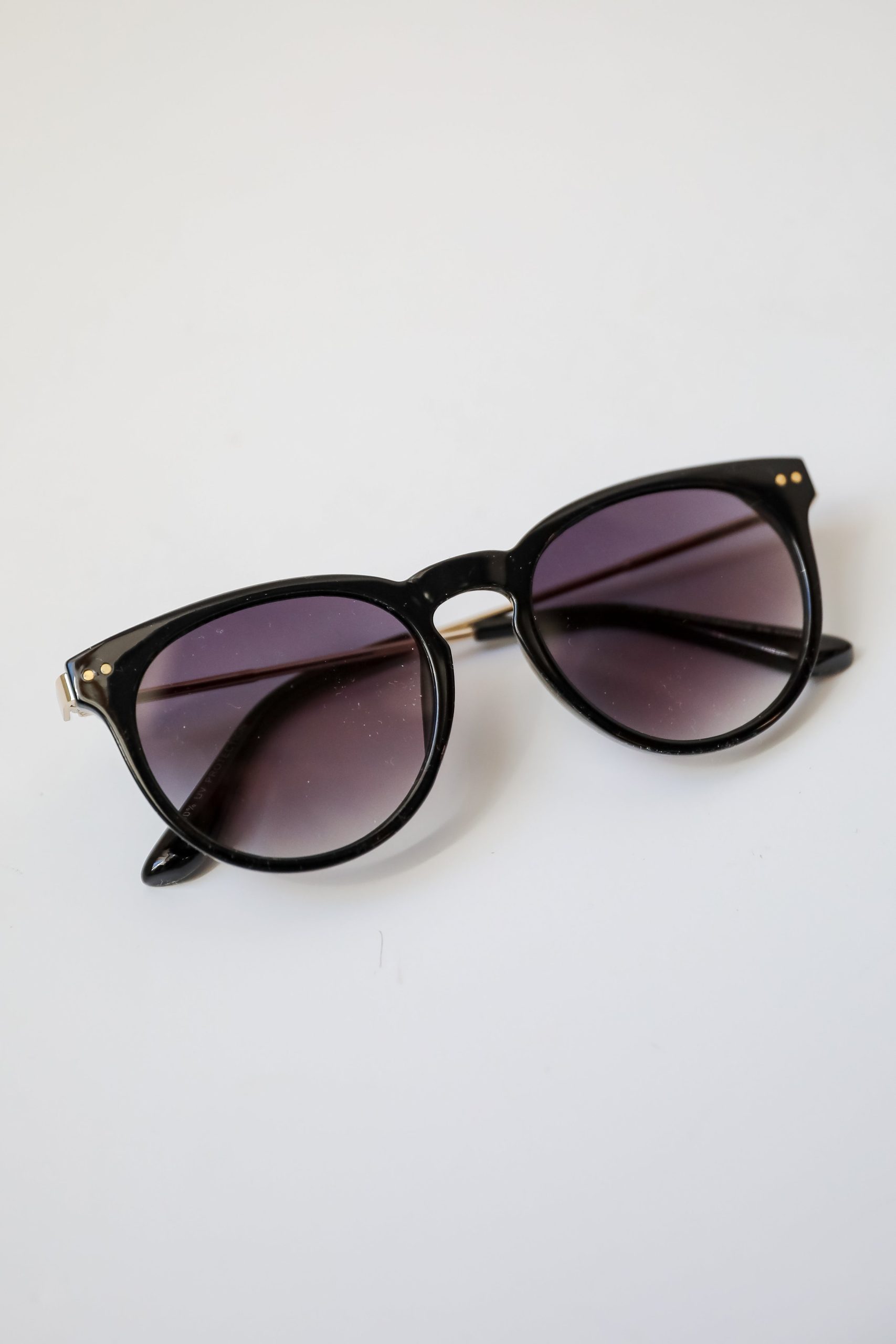 shopdressup_black_round_sunnies-5_244e0941-a967-49d9-b38c-6e7783566e30.jpg