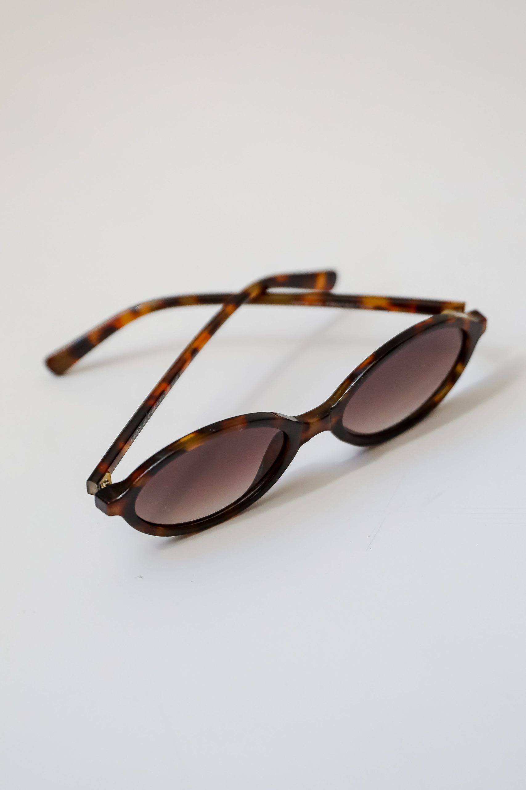 shopdressup_tortoise_oval_sunnies-4_ffef00c8-7c4f-4430-b0c9-4c0b503a9665.jpg