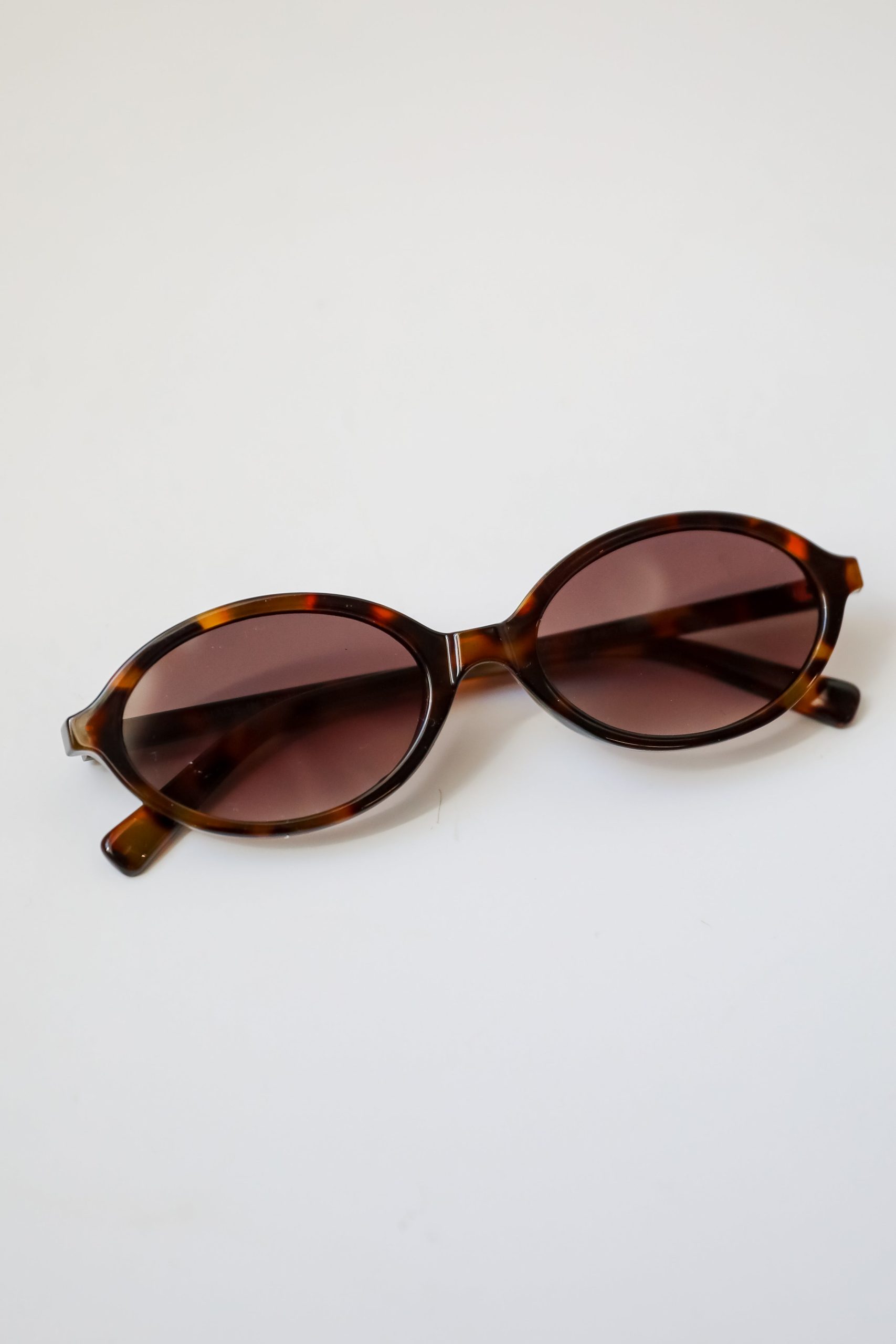 shopdressup_tortoise_oval_sunnies_2f055cf4-fe61-4324-8363-5c986b44853c.jpg