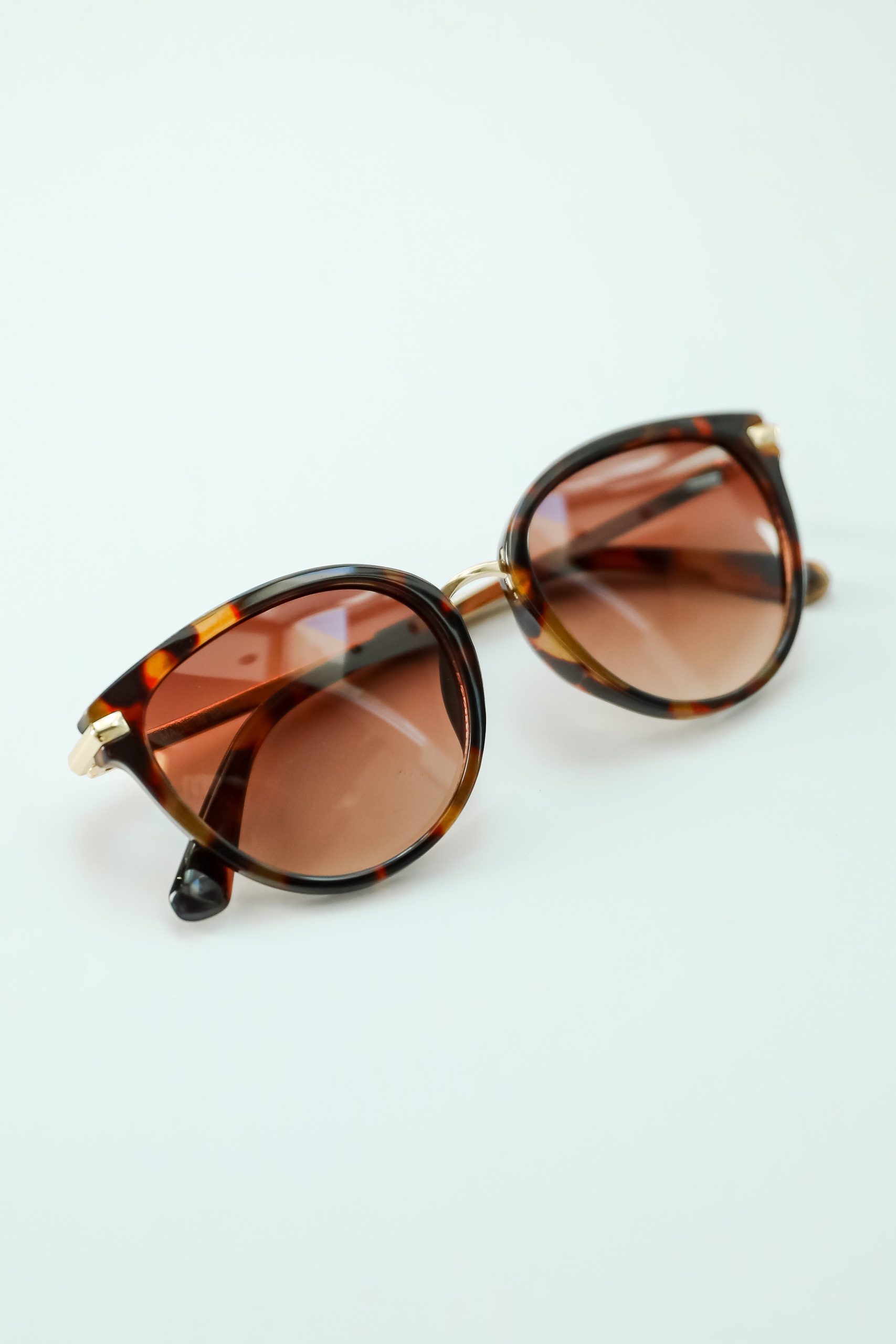 shopdressup_tortoise_round_sunglasses-4_0885054d-4d2a-429e-a43b-2e50d2cd9708.jpg