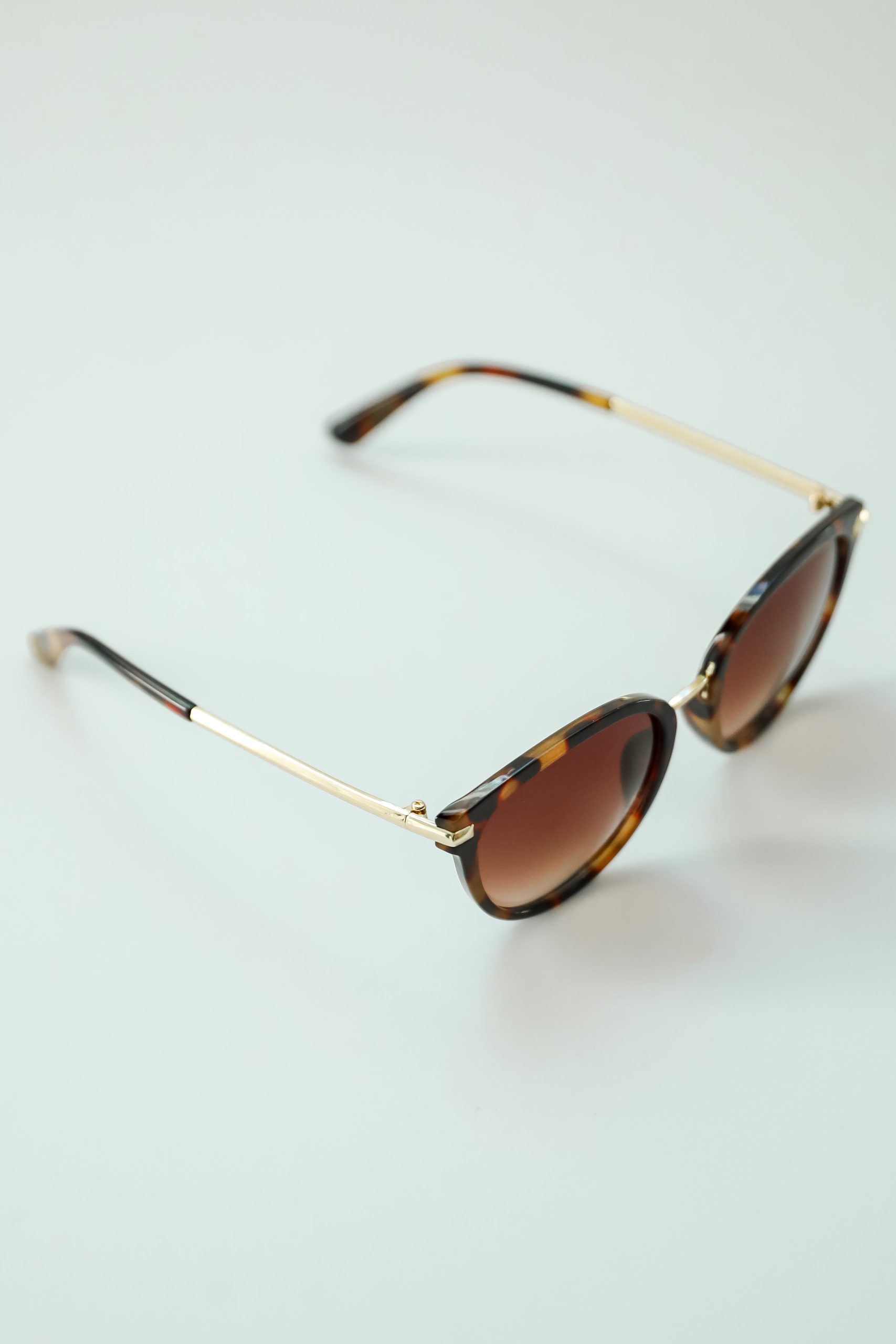shopdressup_tortoise_round_sunglasses-7_7bded593-5e5a-4627-b575-8e976e34b6b1.jpg